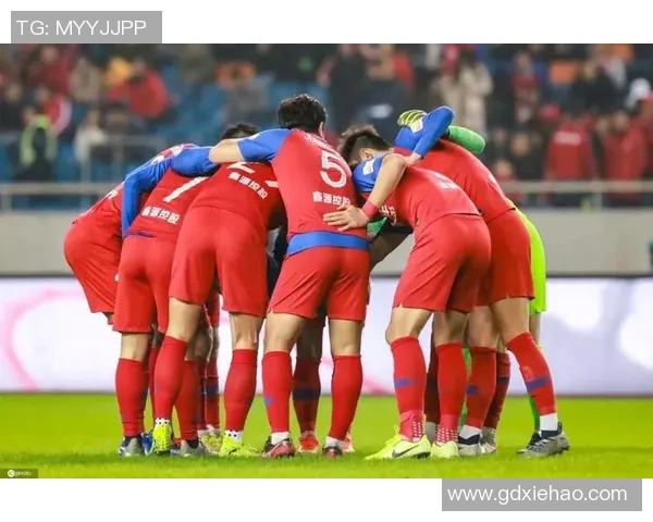 重庆力帆迎战上海绿地全力争胜展现足球魅力与激情对决